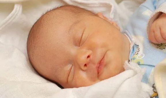 寶寶黃疸能吃母乳嗎_嬰兒黃疸可以吃_嬰兒黃疸寶媽不能吃什么